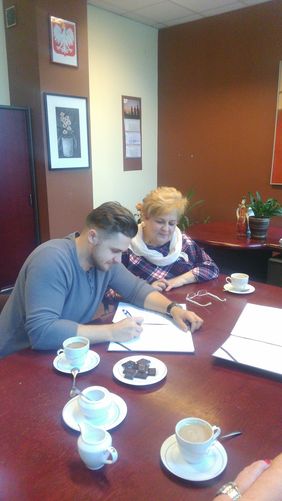 Oficjalne podpisanie umowy z Miastem. Na zdjęciu p. Małgorzata Nowak i p. Dominik Nowak.