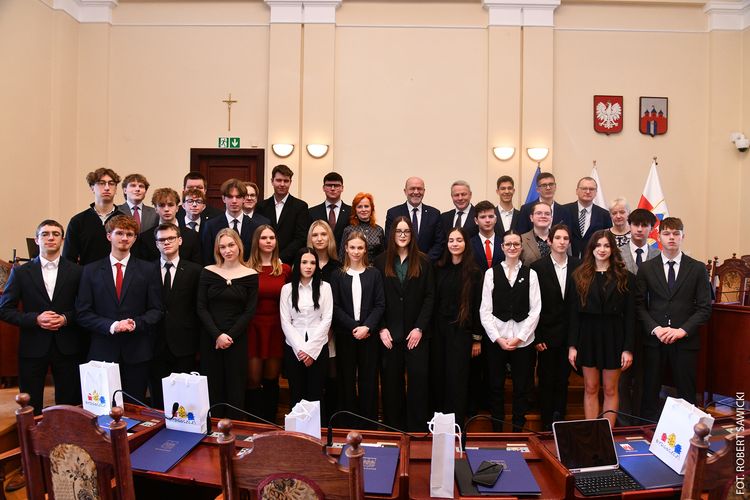 kliknij aby przeczytać pełną treść Młodzi radni rozpoczynają jubileuszową kadencję