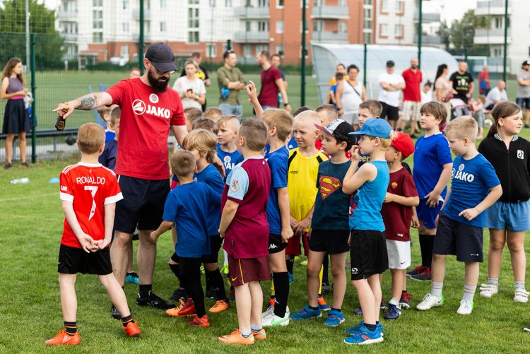 Kluby piłkarskie zapraszają młodzież na wakacje