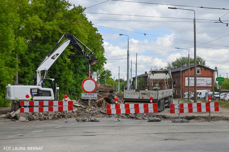 Rozbudowa ul. Toruńskiej. Rozbiórki i wykopy przy zajezdni. Raport nr 9