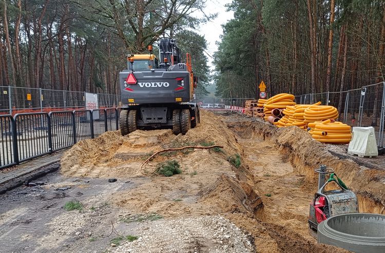 kliknij aby przeczytać pełną treść Rozbudowa pętli Las Gdański. Czas na nowe słupy i torowisko. Raport nr 4