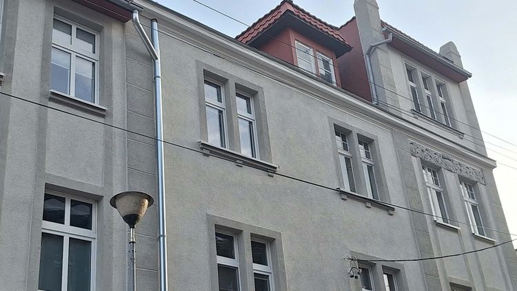 Popielata elewacja zdobi Okole