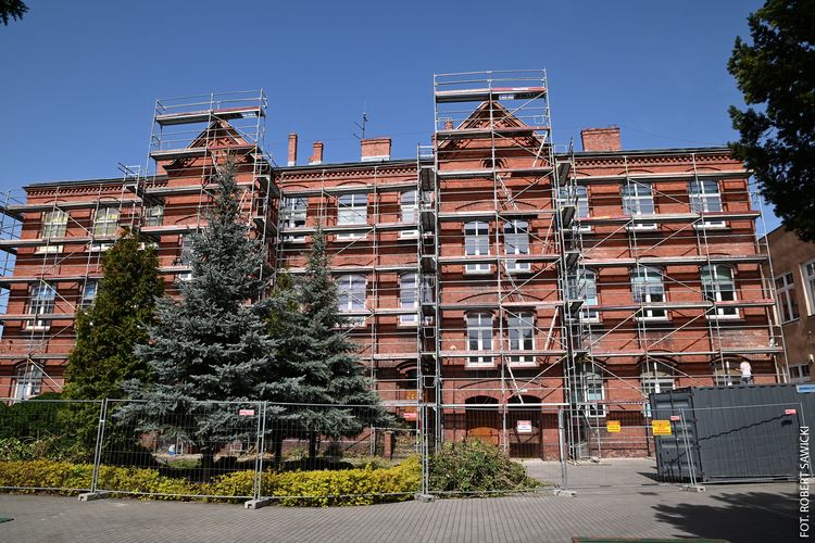 Ceglana elewacja szkoły w remoncie