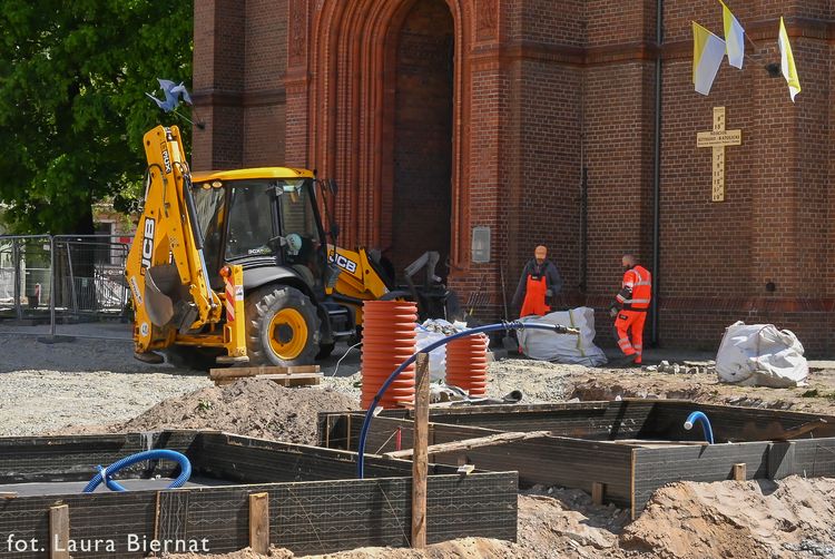 Rewitalizacja placu Wolności. Fundamenty pod kwiaciarnie. Raport nr 10