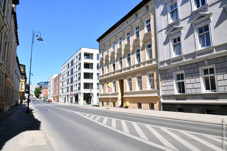 Latarnie ustawione, czas na chodnik