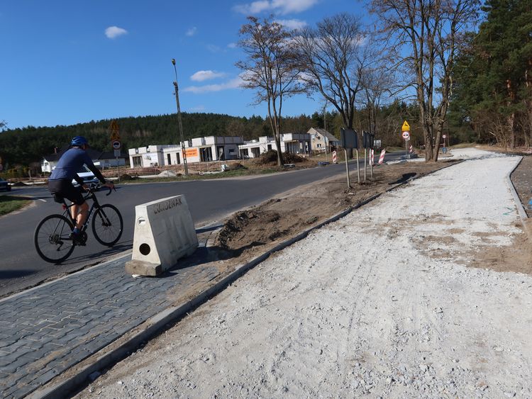 Budujemy rowerowe drogi i sadzimy drzewa