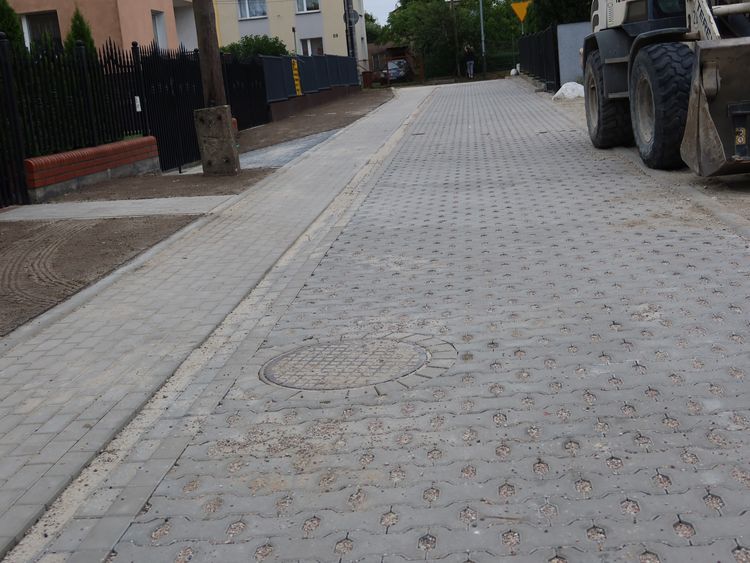 Kolejna ulica na Jarach z twardą nawierzchnią