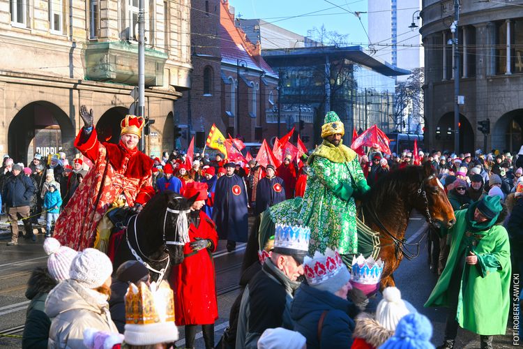 kliknij aby przeczytać pełną treść Orszak Trzech Króli przeszedł ulicami miasta