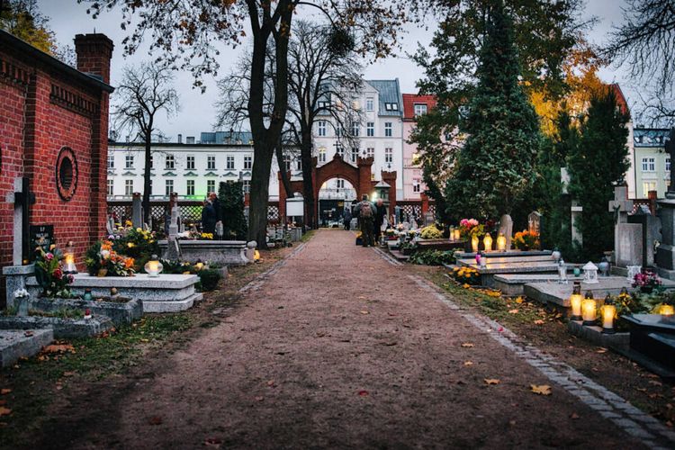O czym warto pamiętać odwiedzając groby