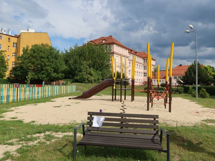 Wieża ze zjeżdżalnią i przeplotnią zachęca do zabawy
