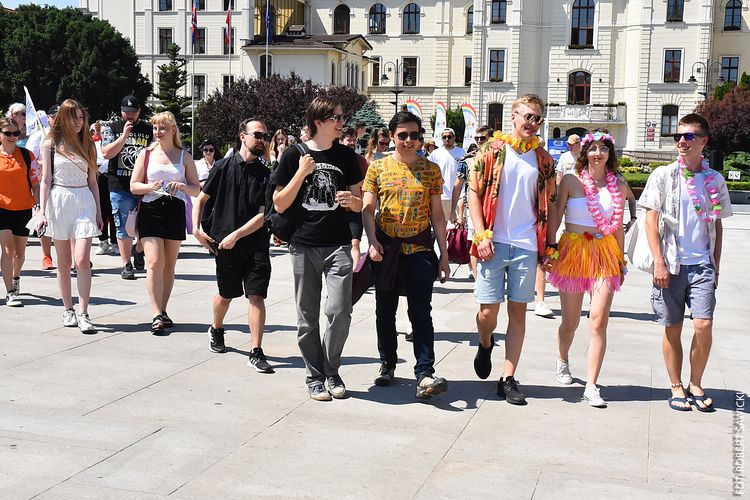 Studenci bawią się wspólnie