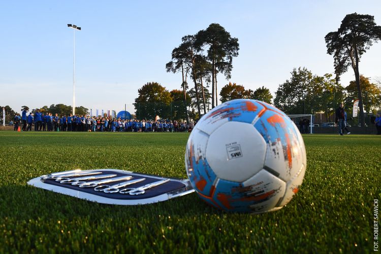 Nowa sztuczna trawa na kolejnym boisku