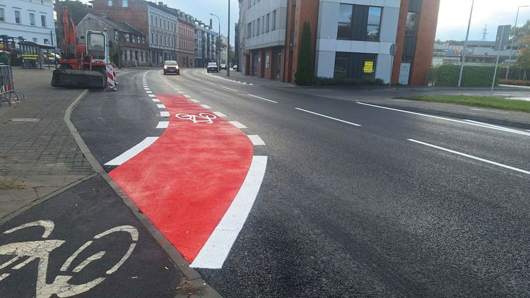 kliknij aby przeczytać pełną treść Jezdnia dla samochodów, pas dla rowerzystów