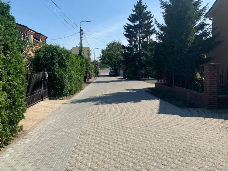 Ażury i ekokostka na kolejnych ulicach