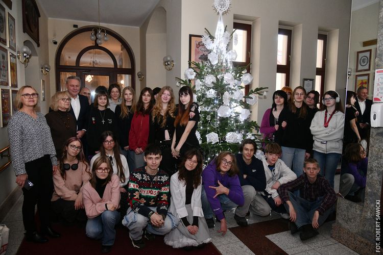 Ratuszowa choinka i Bożonarodzeniowa szopka gotowe