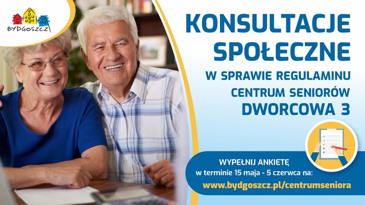 Dwoje uśmiechniętych seniorów oraz tekst informujący o społecznych konsultacjach w sprawie regulaminu Centrum Seniorów w Bydgoszczy.