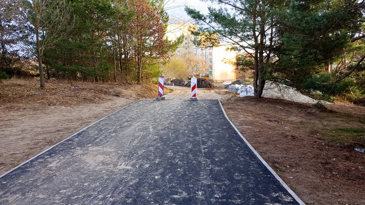 Asfalt na kolejnym odcinku rowerowej pętli