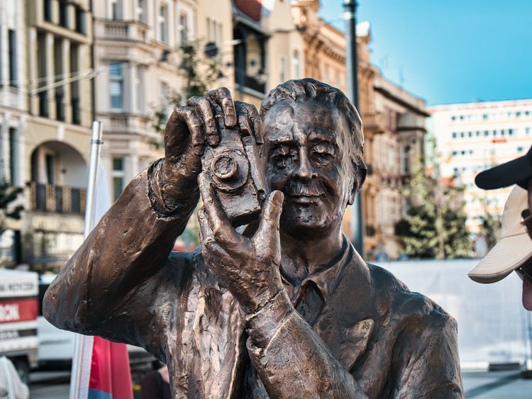 kliknij aby przeczytać pełną treść Rewitalizacja Placu Wolności. Nowa rzeźba przypomina o przeszłości. Raport nr 13