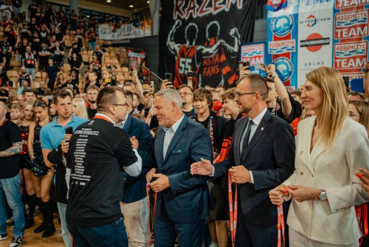 kliknij aby przeczytać pełną treść Astoria uhonoruje swoją legendę