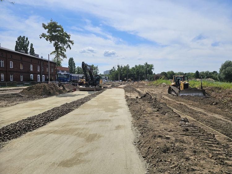 Rozbudowa ul. Toruńskiej. Kolejny odcinek zyskuje chodniki i nowe torowisko. Raport nr 10