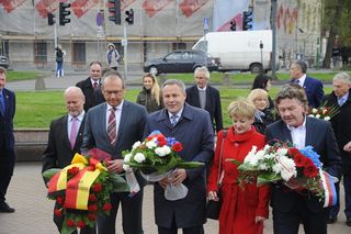 Nadburmistrz Wilhelmshaven wraz z władzami Bydgoszczy podczas złożenia kwiatów pod pomnikiem Kazimierza Wielkiego