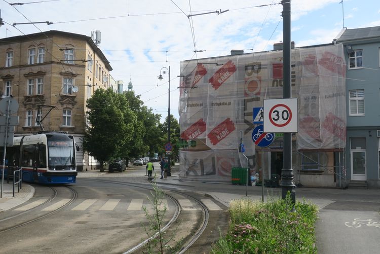 Wiekowa kamienica przy ul. Dworcowej w remoncie