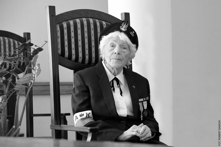 kliknij aby przeczytać pełną treść Zmarła pułkownik Urszula Tauer