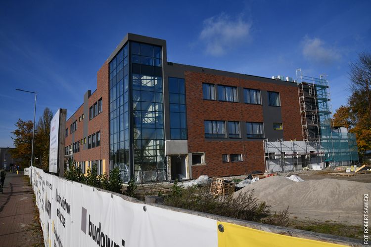 kliknij aby przeczytać pełną treść Ceglana elewacja nowego przedszkola