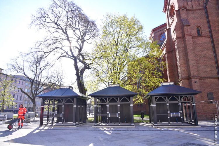 Rewitalizacja Placu Wolności. Ostatnie etapy prac. Montaż kwiaciarni. Raport nr 12