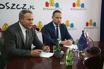 Prezydent Bydgoszczy Rafał Bruski i pełnomocnik prezydenta ds. utworzenia metropolii Łukasz Krupa