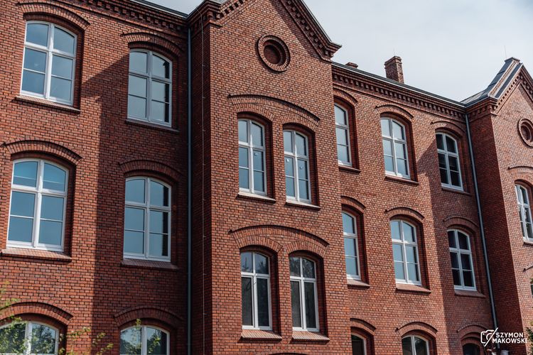 Frontowa elewacja lśni czerwienią cegły