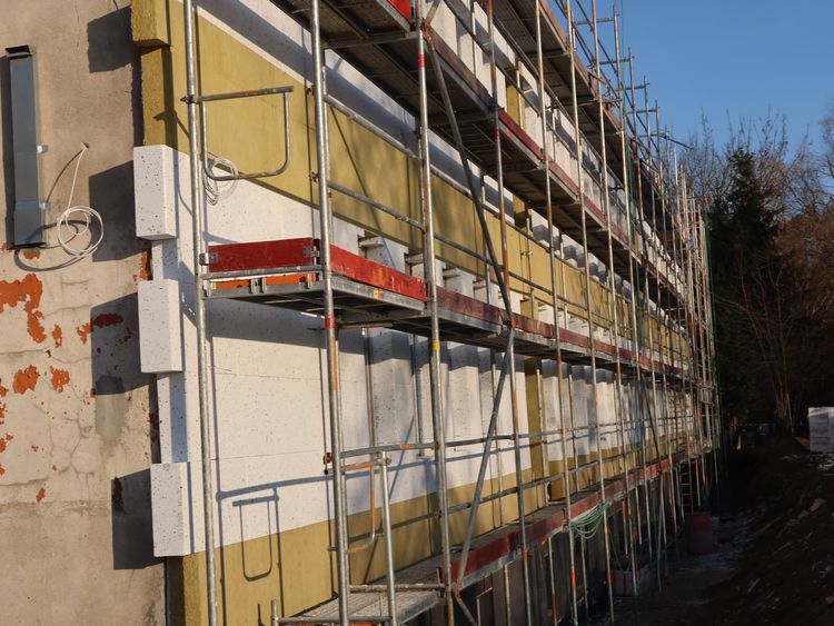 Ciepłe mury i wieloszybowe okna w szwederowskim przedszkolu