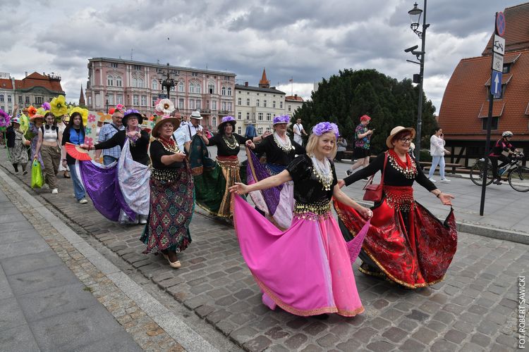 Za nami Marsz Kapeluszowy. Seniorada rozpoczęta!
