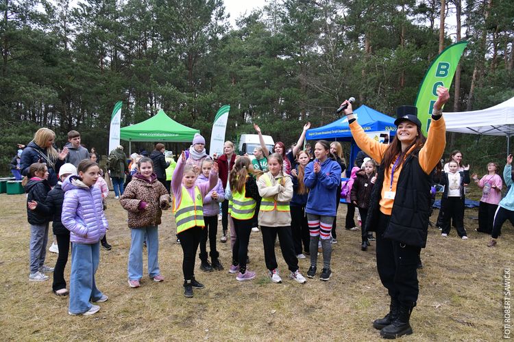 Integrowali się sprzątając świat