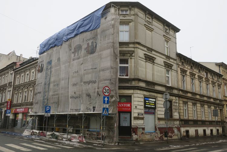 kliknij aby przeczytać pełną treść Fasada pełna zdobień odzyskuje blask