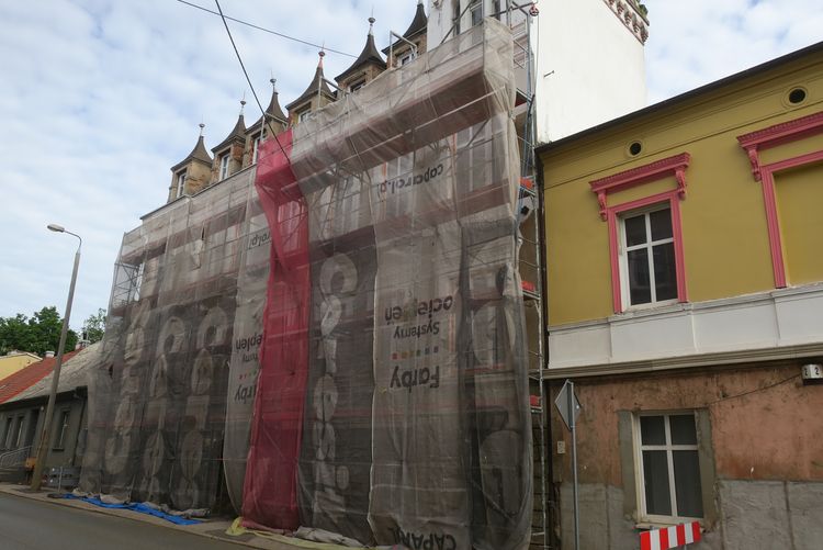Dbamy o zabytki. Kamienica z blankowaną wieżą w remoncie