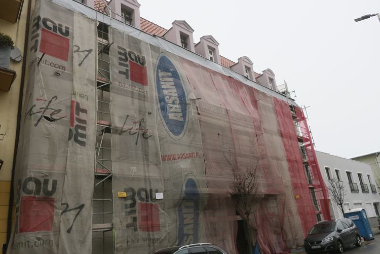 kliknij aby przeczytać pełną treść Śródmiejska kamienica z balkonami w remoncie