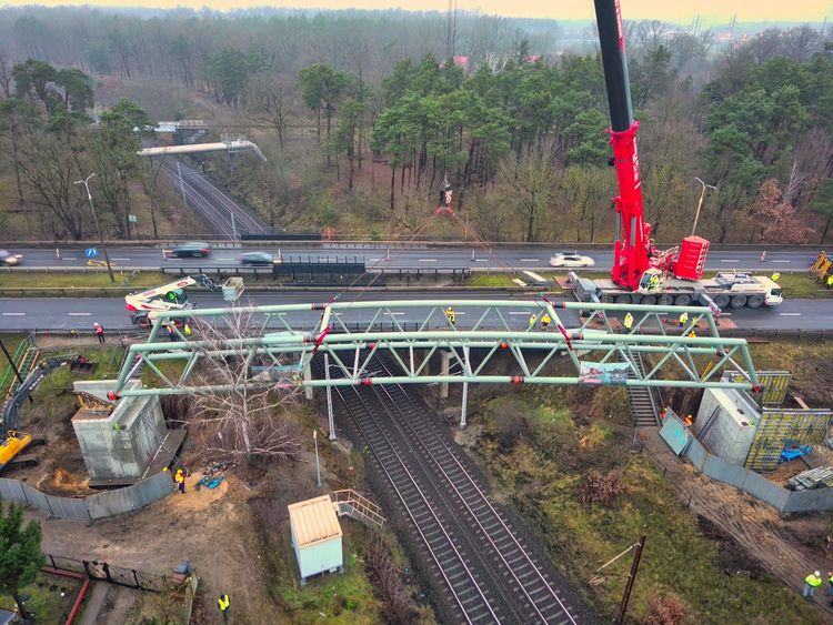 Kładka zawisła nad magistralą, ścieżka w budowie