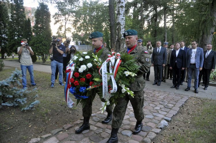 Uroczystość na Cmentarzu Bohaterów Uroczystość na Cmentarzu Bohaterów