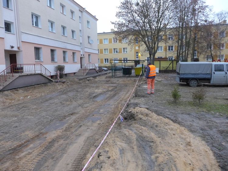 Teren budowy. Zdjęcie przedstawia teren przed blokiem bez jezdni i podbudowy.