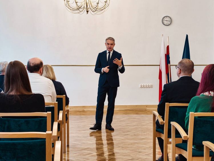 Młodzież uczy się odpowiedzialności w sieci