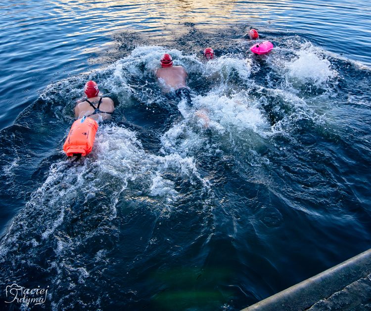 Aura im nie straszna. Rywalizują w zimowym pływaniu