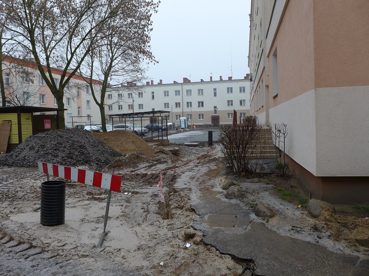 W trakcie budowy. W tle nowe studnie kanalizacyjne, krawężniki i częściowo podbudowa.