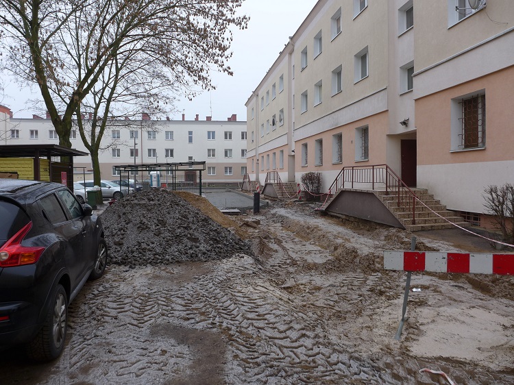 W trakcie budowy. W tle nowe studnie kanalizacyjne, krawężniki i częściowo podbudowa.