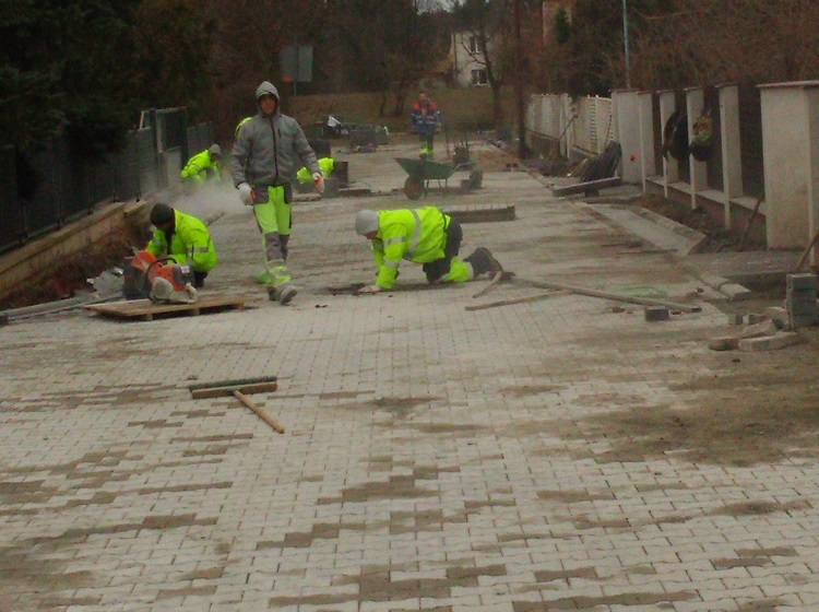 Zdjęcie przedstawia ulicę w trakcie robót budowlanych.