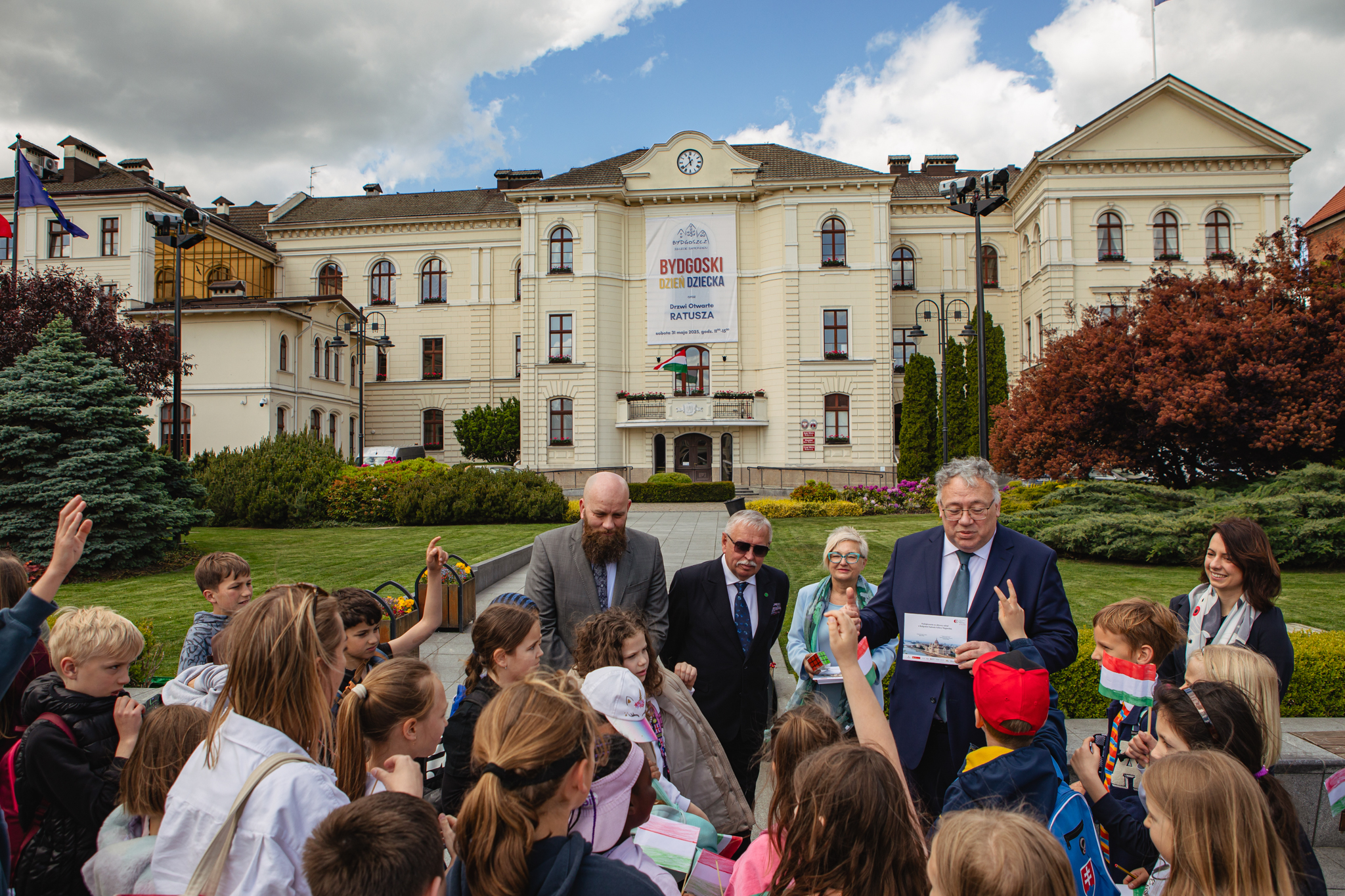 młodzież uczestnicząca w projekcie przed ratuszem