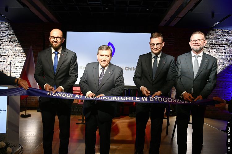 Przecięcie wstęgi podczas otwarcia konsulatu