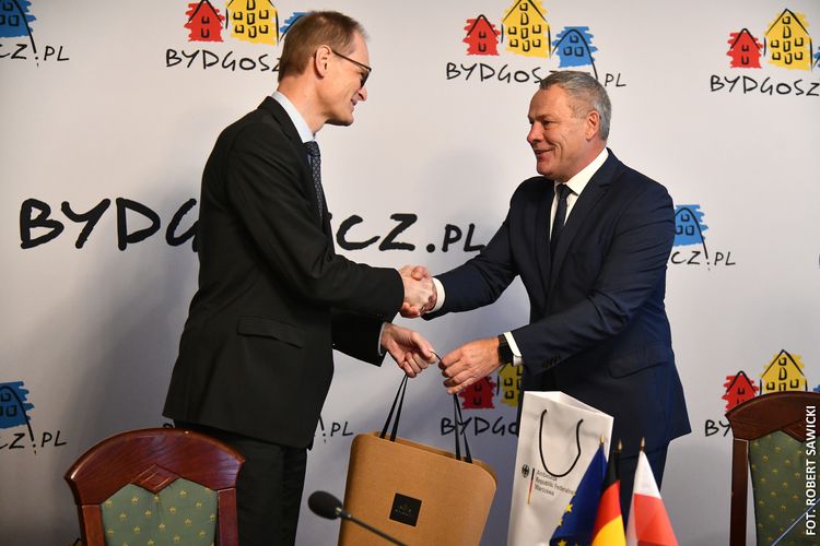 zdjęcie przedstawia Ambasadora Niemiec oraz Prezydenta Rafała Bruskiego podczas powitania