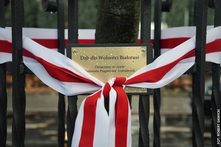 Fotografia przedstawiająca tabliczkę Dębu dla Wolności Białorusi