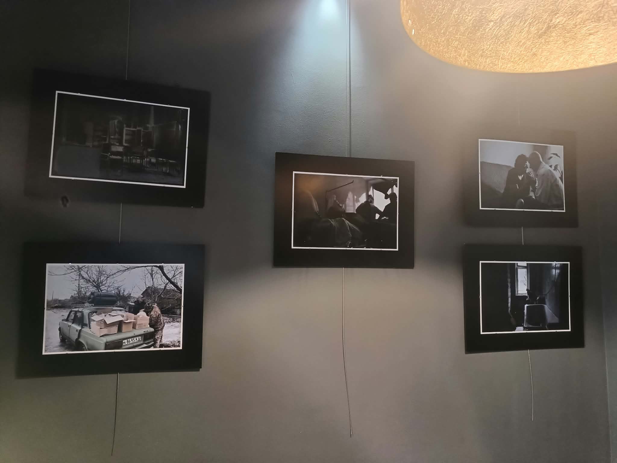 zdjęcie przedstawia fotografie wiszące na ścianie będace częścią wystawy